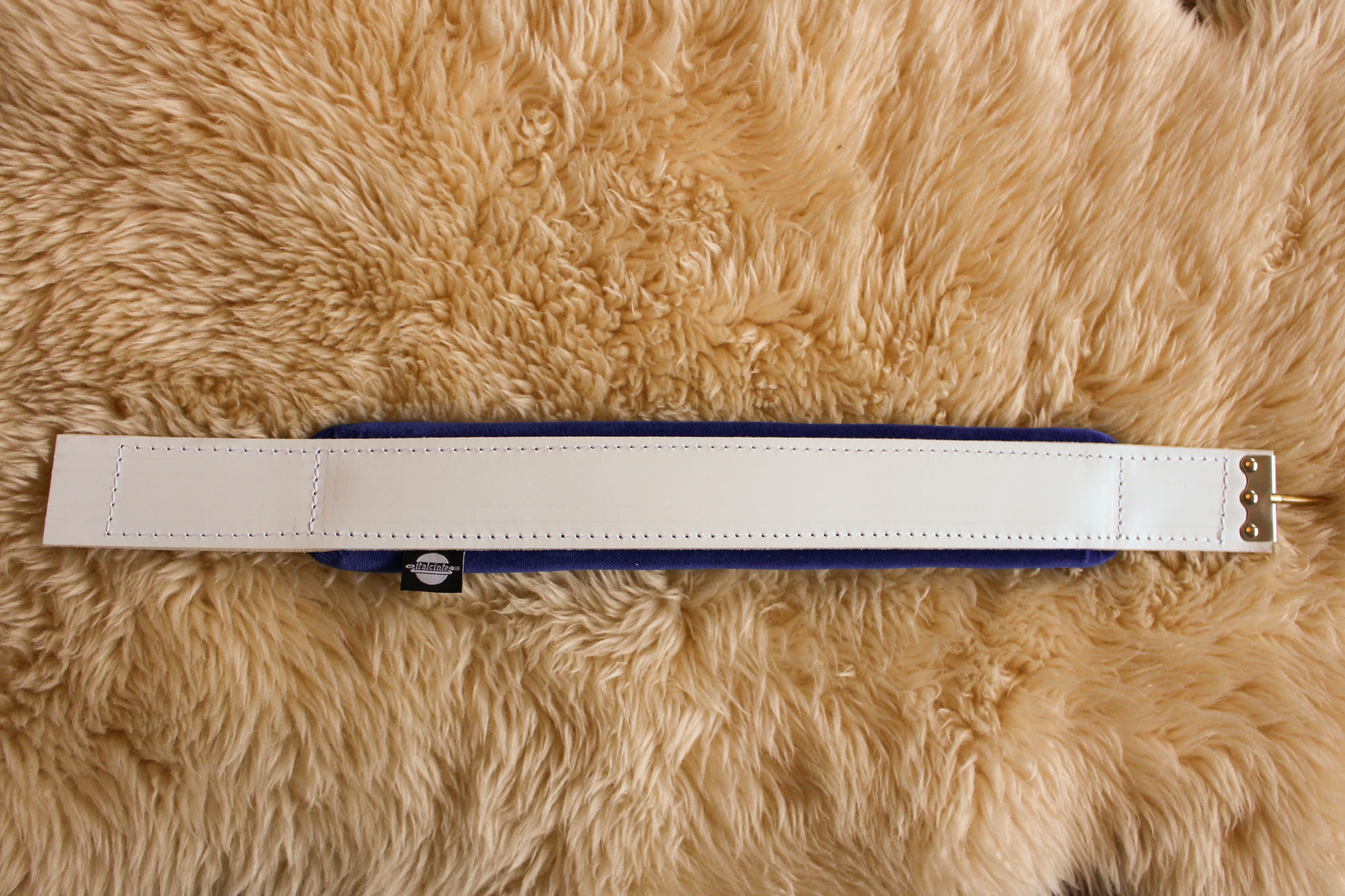 317b 54x5cm White leather on blue velvet padding + screw